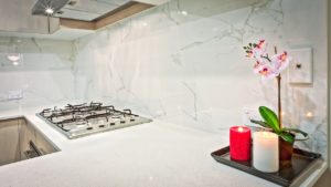szkło imitacja marmuru pomiędzy szafkami w kuchni 